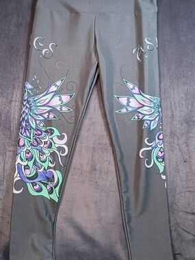 Teespring High-Rise Gray Leggings with Pastel Floral Wing Print